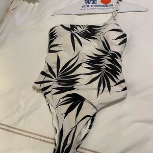 Medium OndadeMar one piece palm imprint. Purchased 2022, too small for me.
